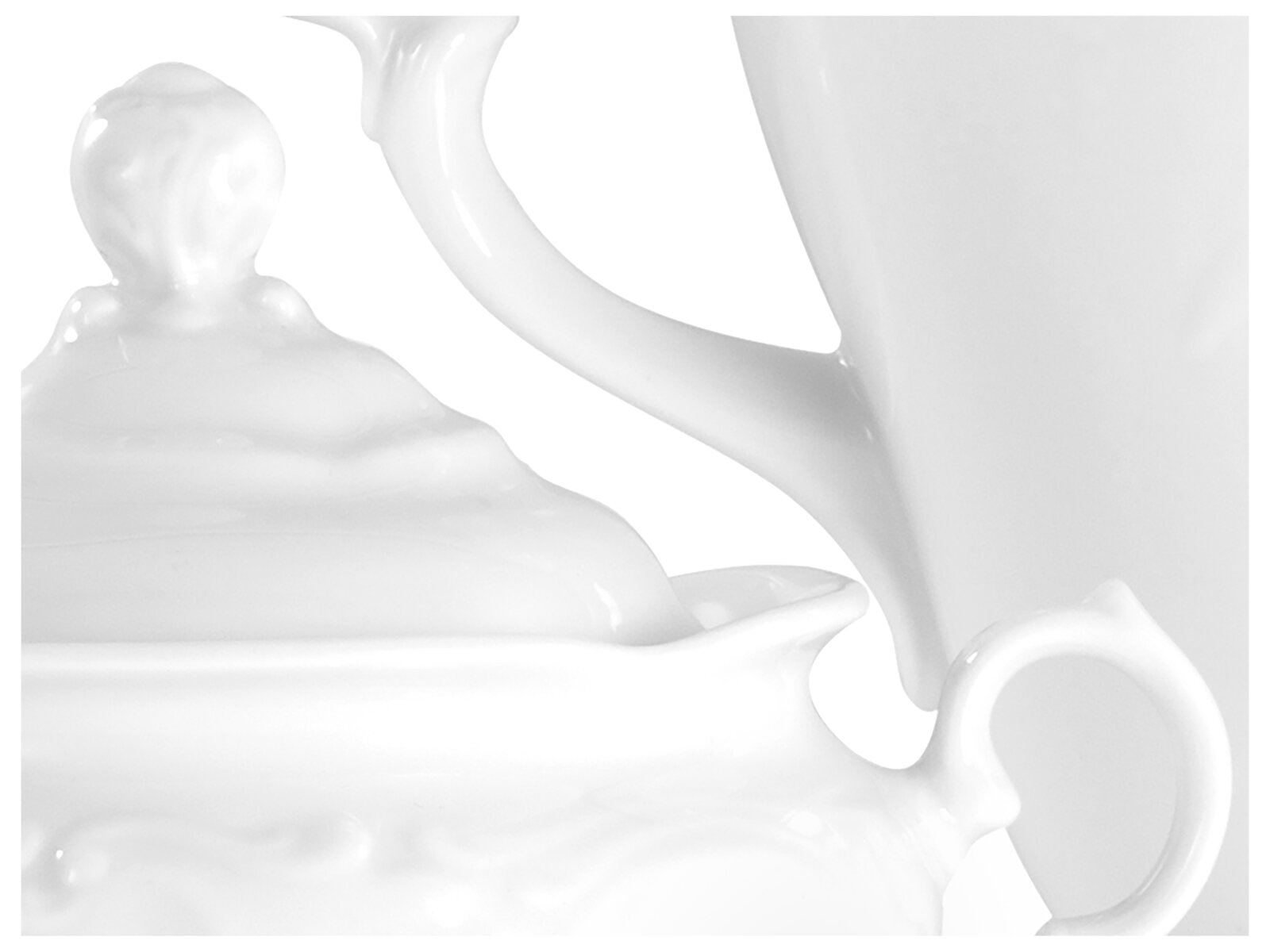 Detailaufnahme aus seitlicher Perspektive: weißes Porzellan-Teekannen-Set mit Teekanne und Zuckerdose/Deckel, glänzende Oberfläche auf weißem Hintergrund