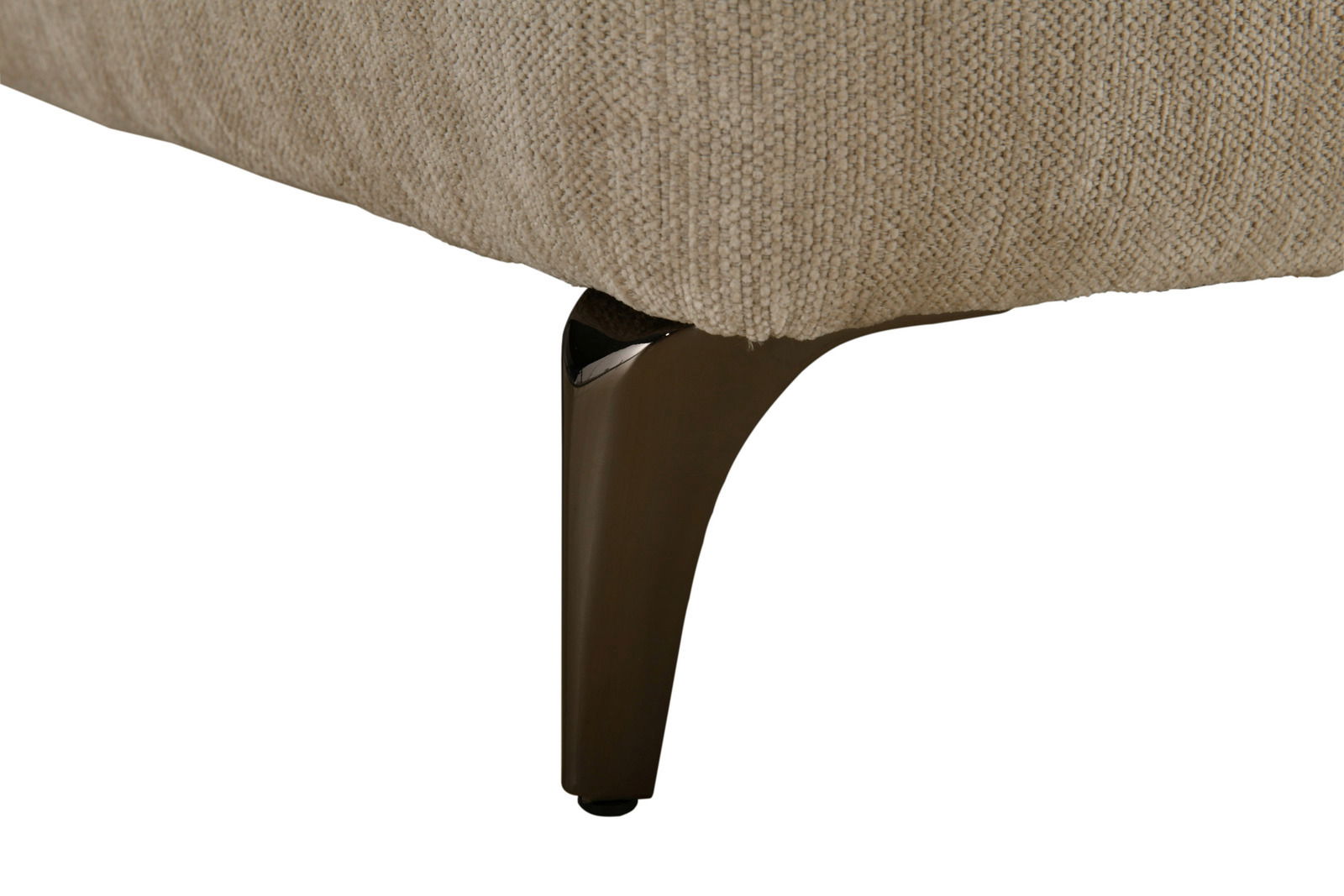 Nahaufnahme eines Sofafußes aus Metall mit beigem Stoffbezug, Perspektive von unten.