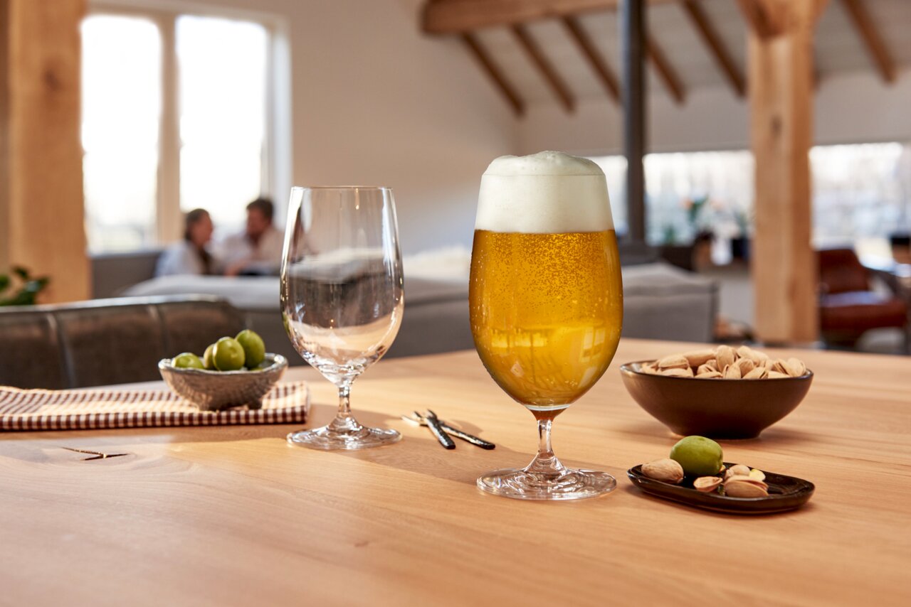 Bierglas Ciao+ 390ml auf einem Tisch mit Snacks, seitliche Perspektive