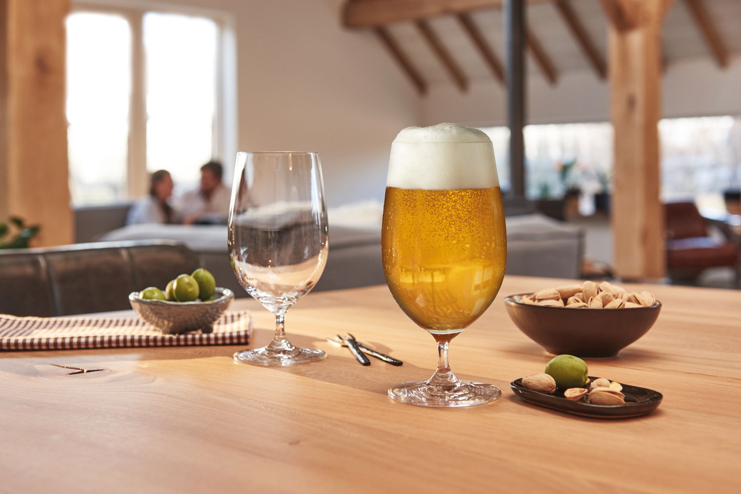 Bierglas Ciao+ 390ml auf einem Tisch mit Snacks, seitliche Perspektive