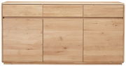 Frontansicht eines modernen Sideboards aus hellem Holz mit drei Schubladen oben und drei Türen unten.