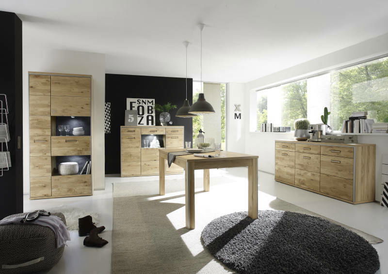 Moderne Wohnzimmereinrichtung mit Kombi-Vitrine aus Holz, seitliche Perspektive, helle und geräumige Atmosphäre.