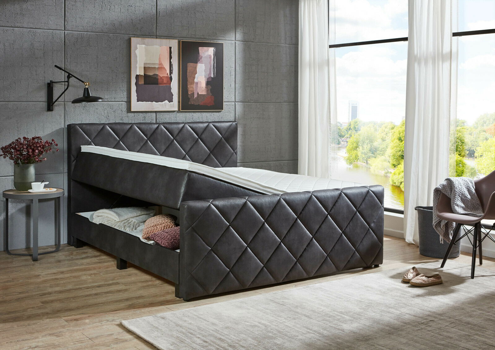 Boxbett mit Stauraum in modernem Schlafzimmer, seitliche Perspektive