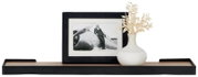 Wandplank van 60 cm in zwart design met een ingelijste foto en een witte vaas met decoratieve takjes, gezien vanaf de voorkant.