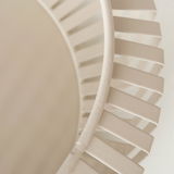 Nahaufnahme einer Schale mit geriffeltem Rand, seitliche Perspektive