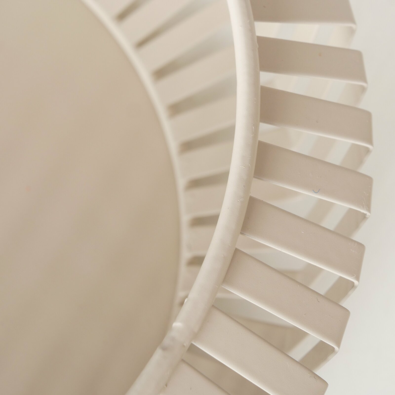 Nahaufnahme einer Schale mit geriffeltem Rand, seitliche Perspektive