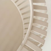 Nahaufnahme einer Schale mit geriffeltem Rand, seitliche Perspektive