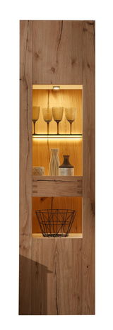 Vitrine aus Holz mit Glaseinsatz, beleuchtet, gefüllt mit Gläsern und Dekorationsobjekten, Frontalansicht