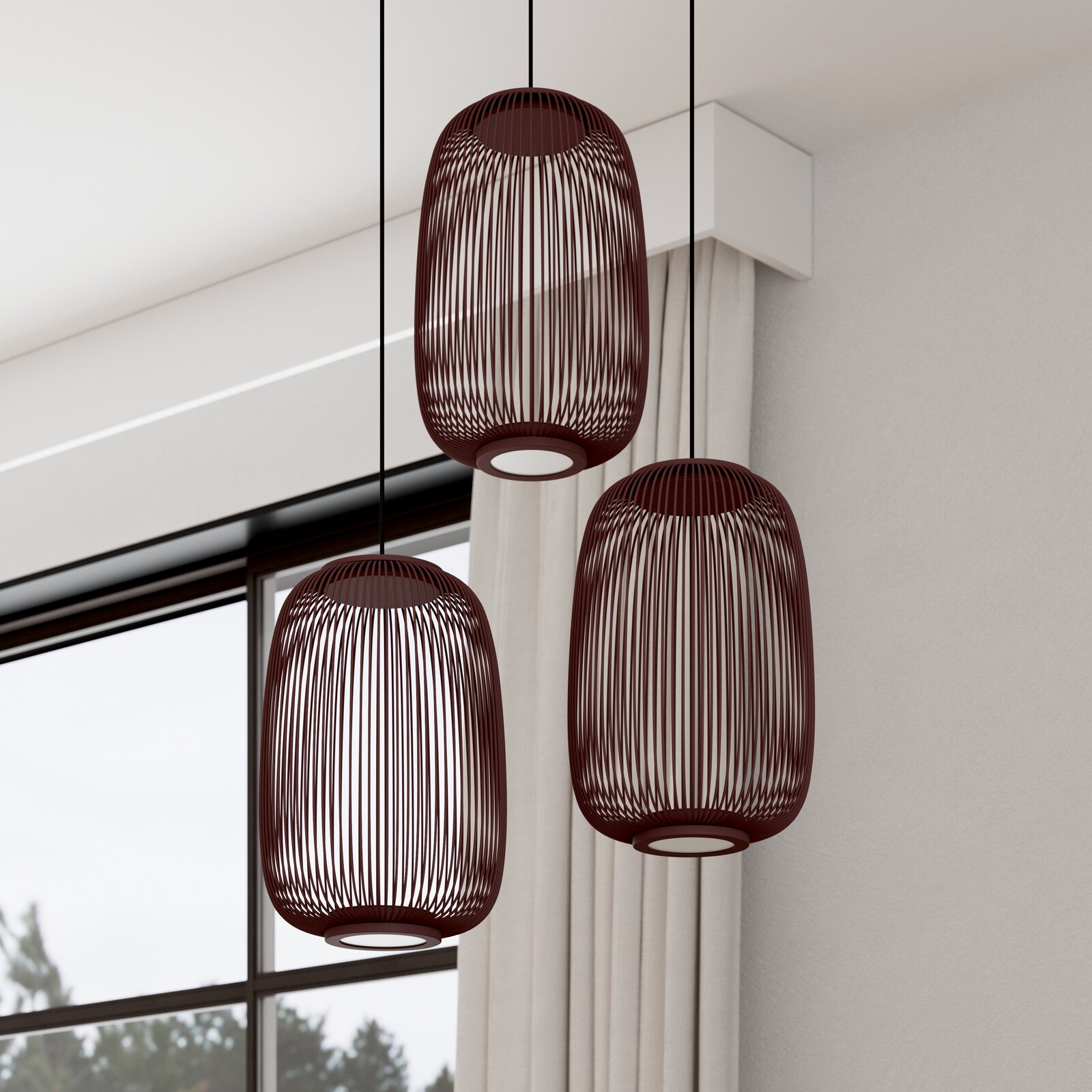 Drei moderne Pendelleuchten mit dunkelrotem, ovalem Draht-Lampenschirm hängen in einem hellen Raum vor Fenster und Vorhang, Ansicht leicht von unten (Untersicht).