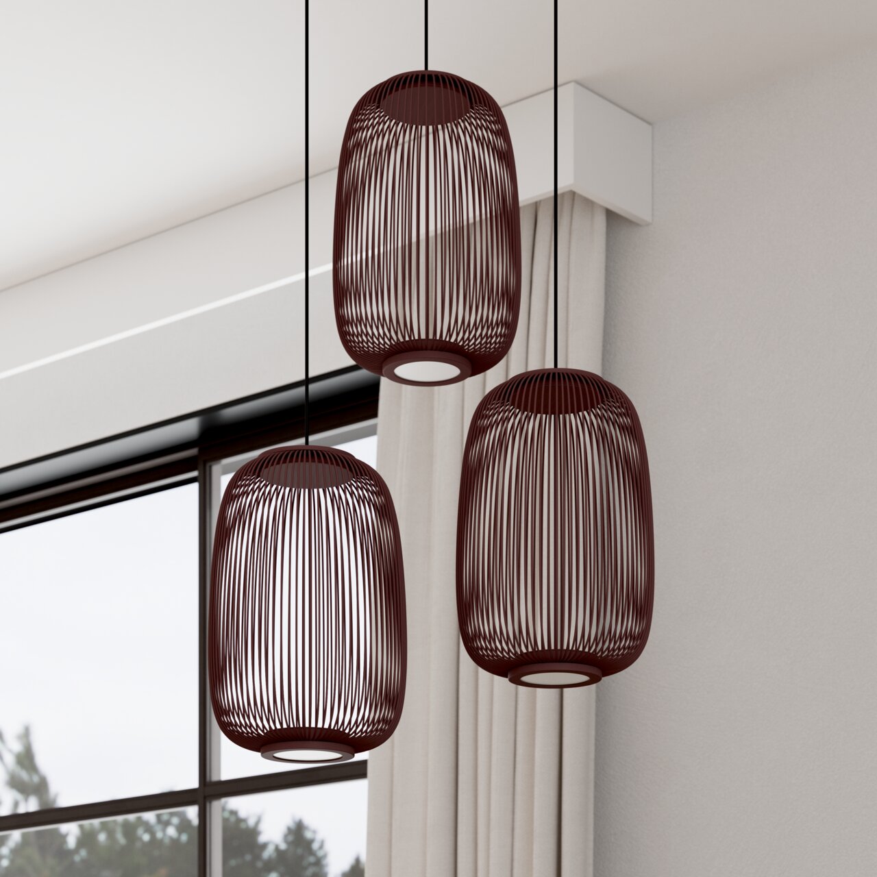 Drei moderne Pendelleuchten mit dunkelrotem, ovalem Draht-Lampenschirm hängen in einem hellen Raum vor Fenster und Vorhang, Ansicht leicht von unten (Untersicht).
