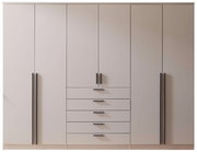 Großer moderner Kleiderschrank in Hellgrau mit drei Türen, mittigem Schubladenblock und schwarzen Griffleisten, frontal aus der Vorderansicht fotografiert.