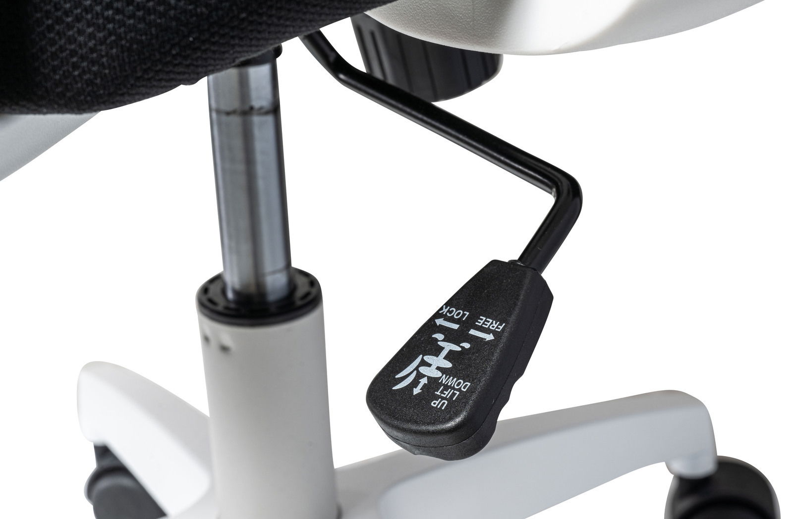 Nahaufnahme eines Drehstuhls mit Fokus auf die Höhenverstellung und die Rollen, seitliche Perspektive.