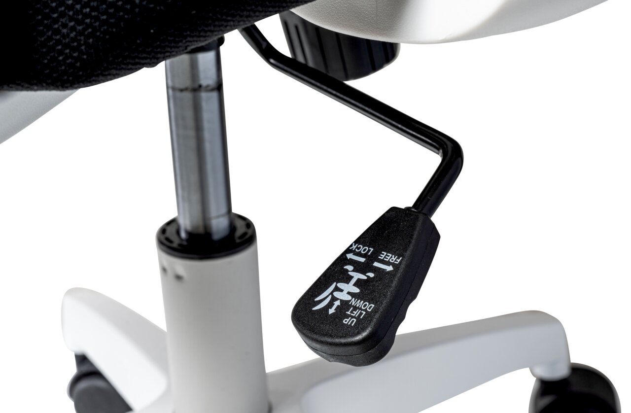 Nahaufnahme eines Drehstuhls mit Fokus auf die Höhenverstellung und die Rollen, seitliche Perspektive.