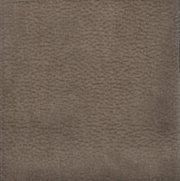 Makro-Detailaufnahme von taupefarbenem, weichem Stoff mit feiner Struktur und sichtbarer Naht am Rand, Ansicht von oben
