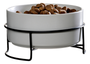 Grauer Futternapf auf schwarzem Metallständer, gefüllt mit Trockenfutter, seitliche Perspektive