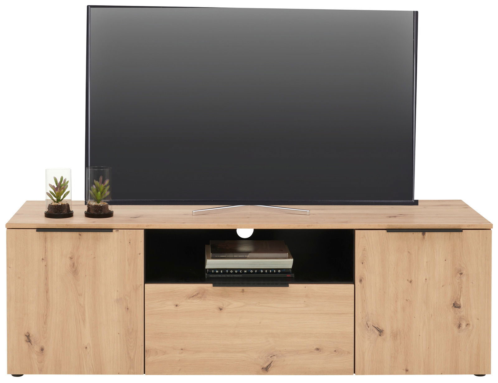 TV-Lowboard aus Holz mit zwei Türen und einem offenen Fach, darauf steht ein großer Flachbildfernseher und zwei kleine Pflanzen in Gläsern, frontale Perspektive