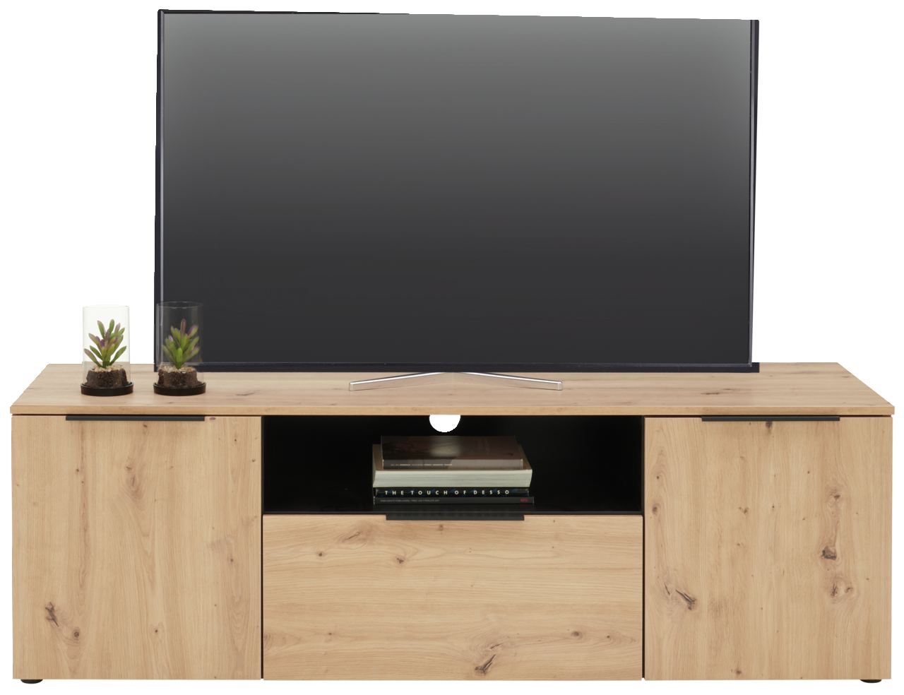 TV-Lowboard aus Holz mit zwei Türen und einem offenen Fach, darauf steht ein großer Flachbildfernseher und zwei kleine Pflanzen in Gläsern, frontale Perspektive