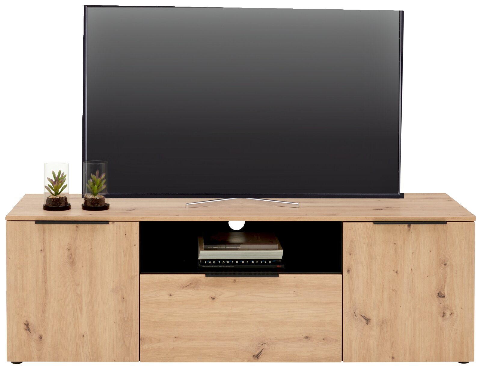 Houten tv-kast met twee deuren en een open vak, met daarop een grote flatscreen-tv en twee kleine plantjes in glazen potten, vooraanzicht