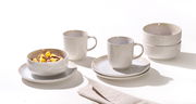 Frühstücksset Laredo 12-tlg. aus weißem Porzellan, bestehend aus Tassen, Schalen und Untertassen, auf einem Tisch von schräg oben fotografiert.
