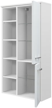 Weißer Midischrank mit offenen Türen, zeigt mehrere Regalböden aus Holz und Glas, perspektivisch von vorne rechts.