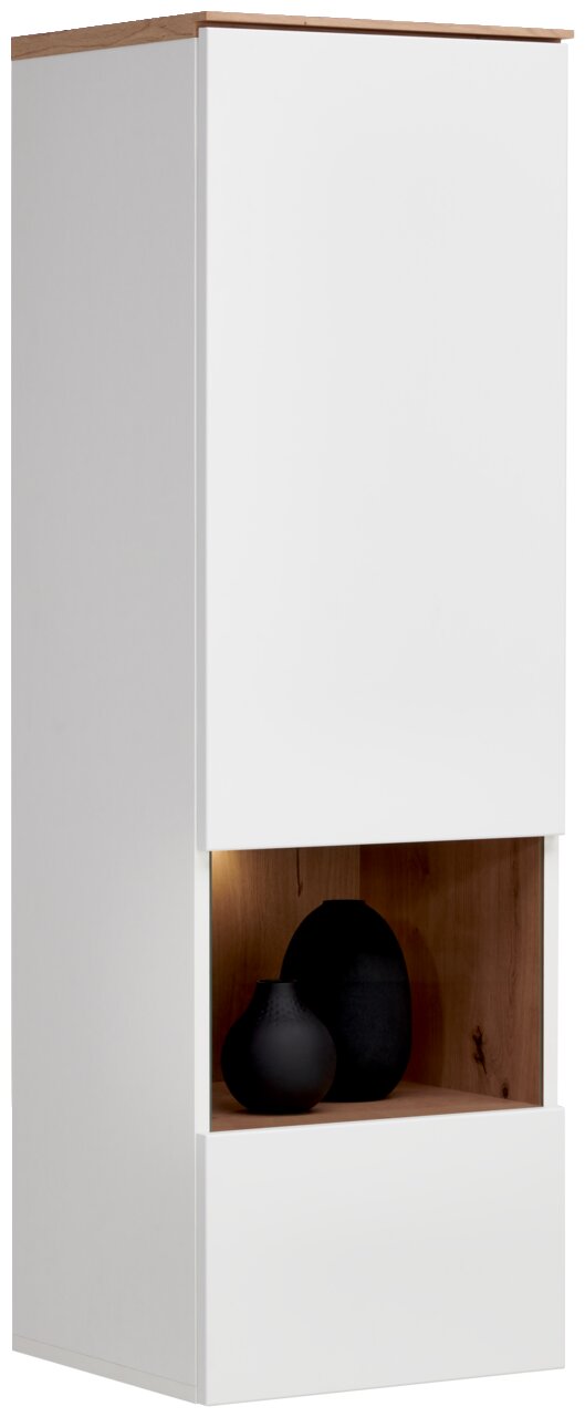 Hom´in Hängevitrine DIANA Hängevitrine in Weiß mit Holzelementen, seitliche Perspektive, mit zwei schwarzen Vasen im offenen Fach