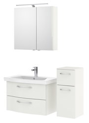 Badezimmermöbel-Set in Weiß mit Spiegelschrank, Waschbeckenunterschrank und hohem Schrank, frontale Perspektive