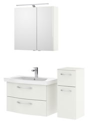 Badezimmermöbel-Set in Weiß mit Spiegelschrank, Waschbeckenunterschrank und hohem Schrank, frontale Perspektive