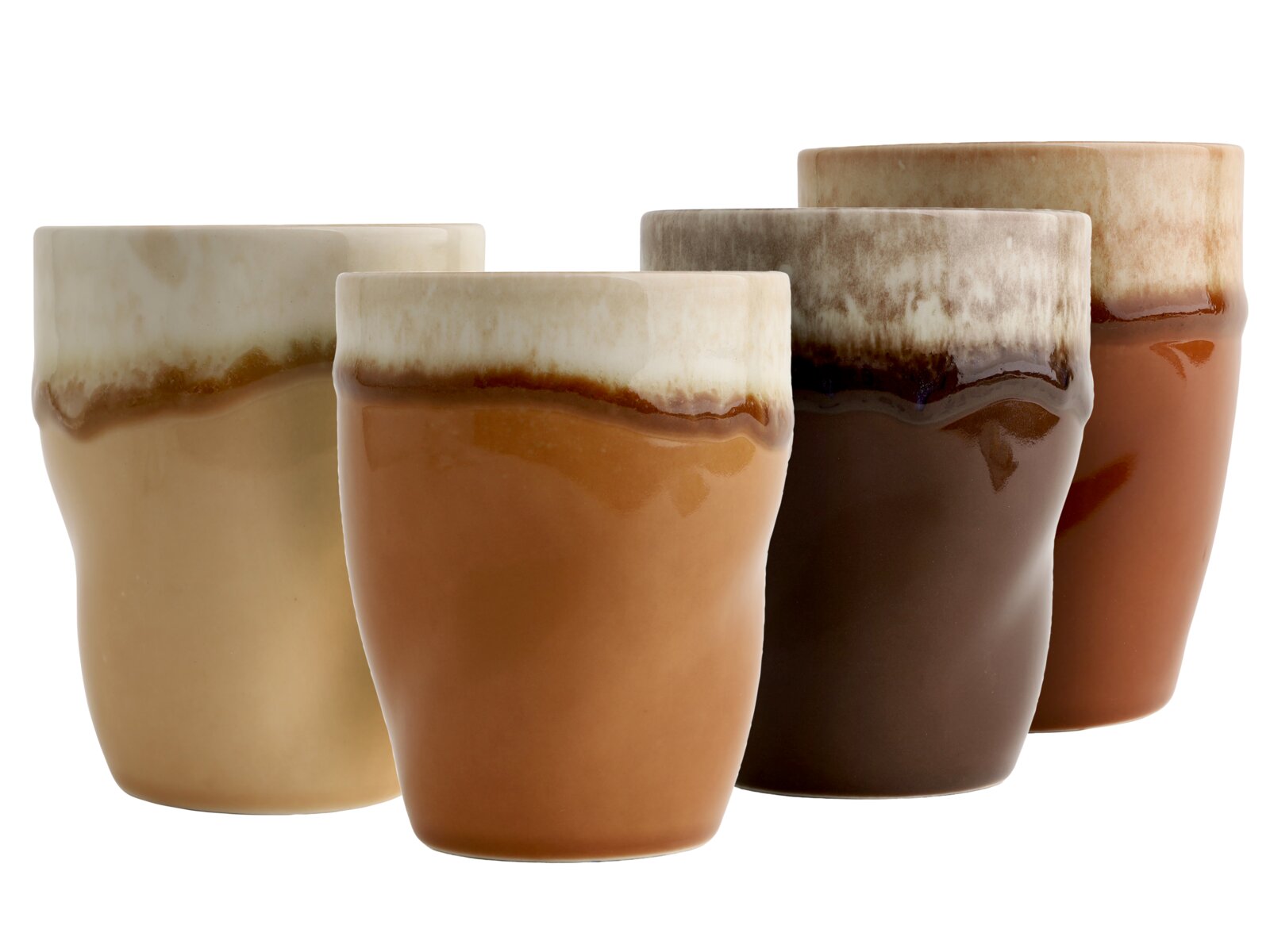 Vier glasierte Keramikbecher in Naturtönen (Beige, Braun, Dunkelbraun, Terrakotta) mit zweifarbiger Glasur auf weißem Hintergrund, frontal in leichter Schrägansicht fotografiert.