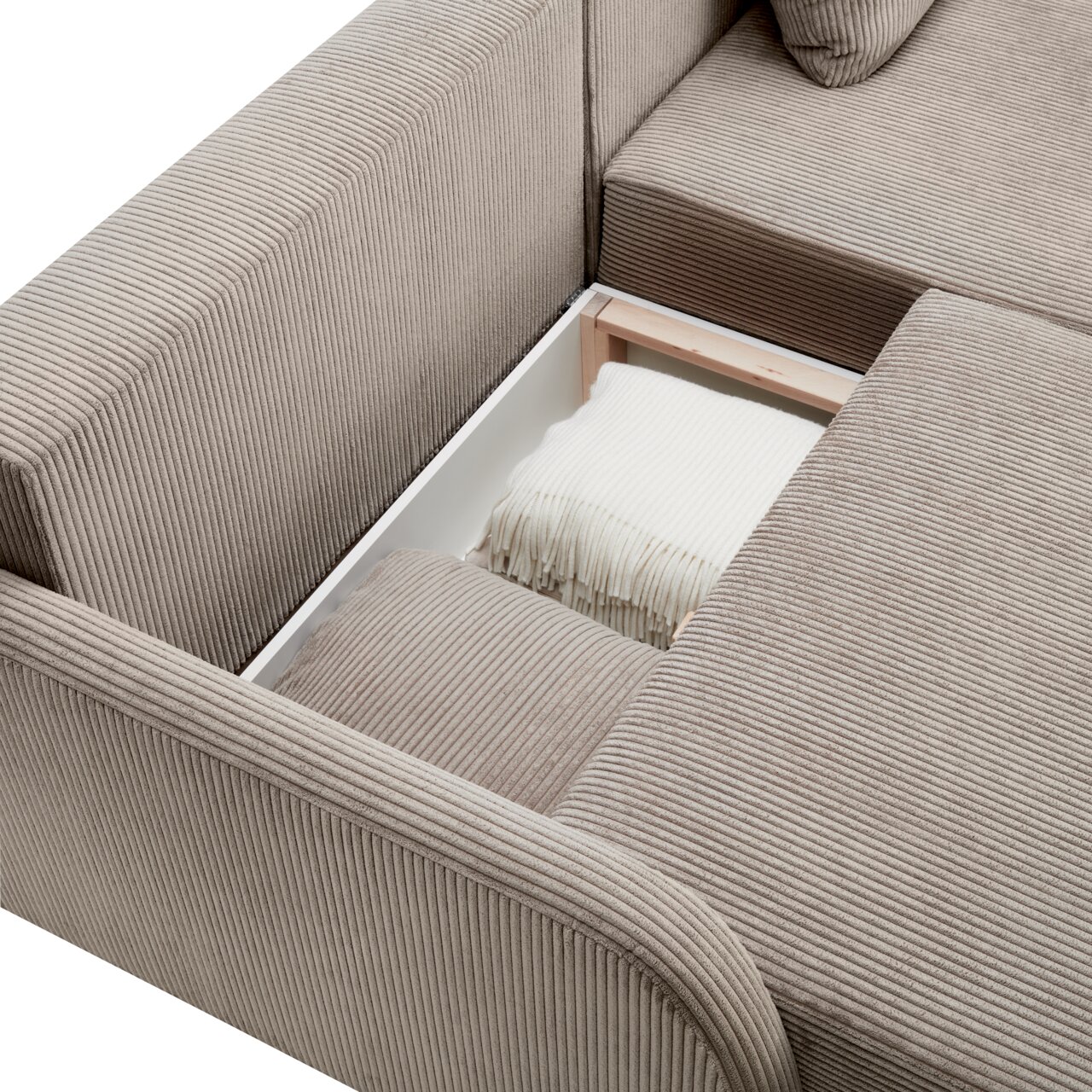 Ecksofa JENIFER in beige mit geöffneter Stauraumfunktion, von oben betrachtet.