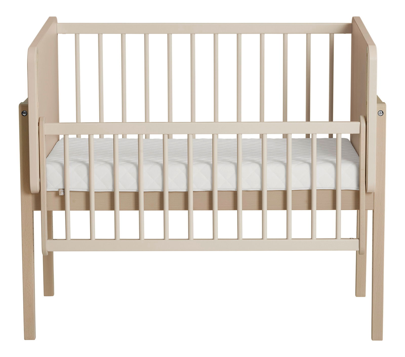 Anstellbett aus Holz in heller Farbe, frontal fotografiert, mit Gitterstäben und einer weißen Matratze.