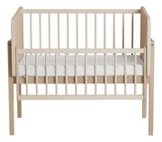 Anstellbett aus Holz in heller Farbe, frontal fotografiert, mit Gitterstäben und einer weißen Matratze.