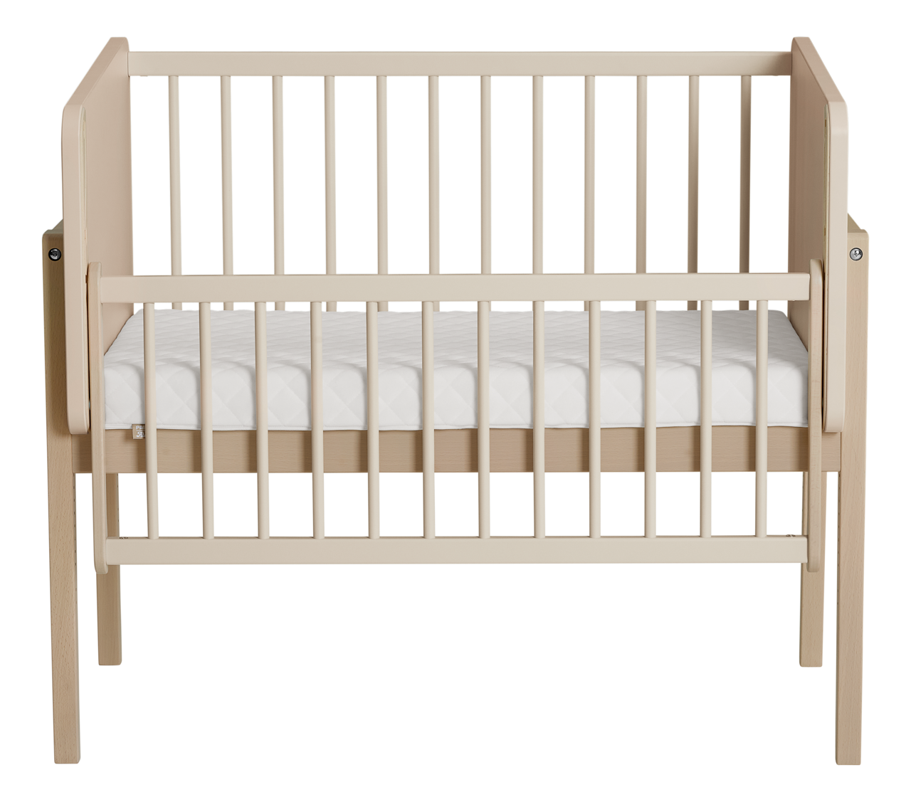 Anstellbett aus Holz in heller Farbe, frontal fotografiert, mit Gitterstäben und einer weißen Matratze.