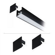 Schwarze lineare LED-Leuchte/Profil mit opaler Abdeckung und abnehmbaren Endkappen, in schräger Perspektive von unten auf weißem Hintergrund dargestellt