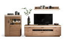 Wohnkombination aus Holz mit TV-Schrank, Regal und Vitrine, frontal betrachtet.