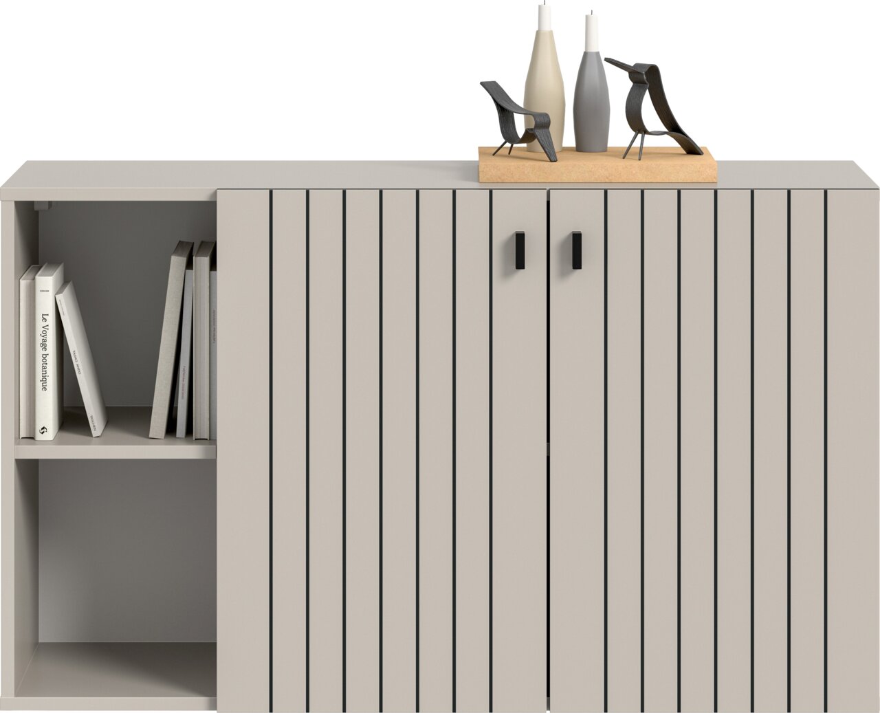 Moderne Sideboard-Kommode in Hellgrau mit vertikaler Lamellenfront und zwei Türen, links offenes Regal mit Büchern, auf der Deckplatte Dekofiguren und Vasen, Frontansicht leicht von oben