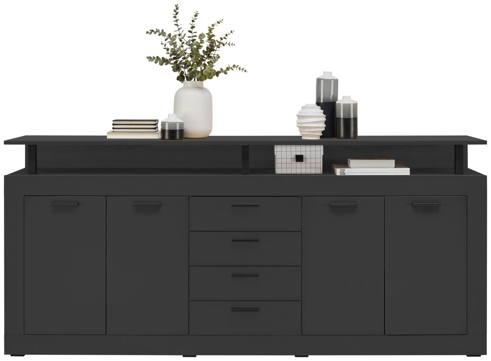 Frontale Ansicht eines modernen, schwarzen XL-Sideboards mit mehreren Schubladen und Türen, dekoriert mit Büchern, Vasen und Pflanzen.