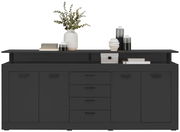 Frontale Ansicht eines modernen, schwarzen XL-Sideboards mit mehreren Schubladen und Türen, dekoriert mit Büchern, Vasen und Pflanzen.