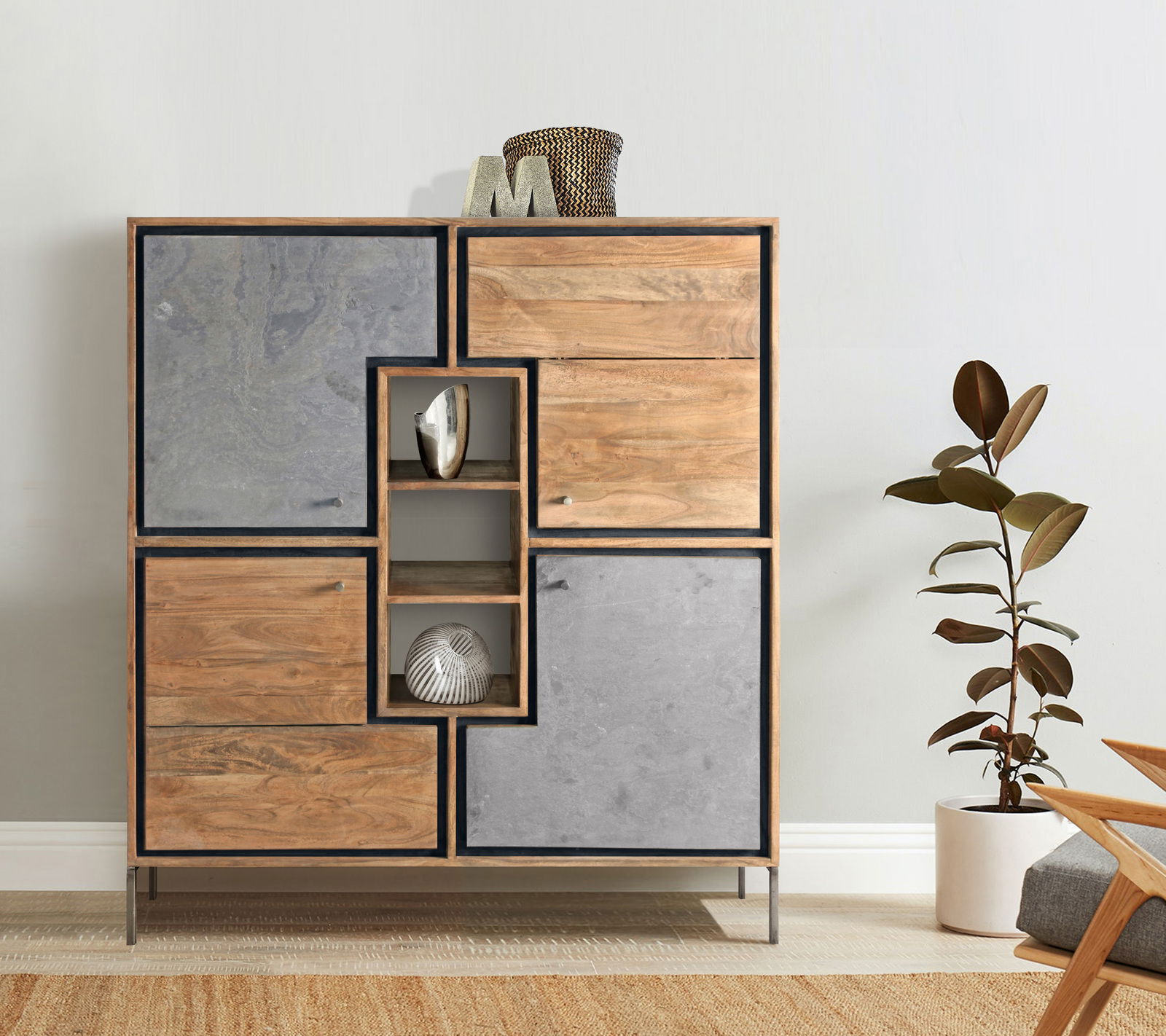 Modernes Highboard aus Holz und Betonoptik, frontal fotografiert, mit dekorativen Elementen und Pflanzen im Hintergrund.