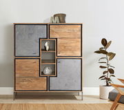 Modernes Highboard aus Holz und Betonoptik, frontal fotografiert, mit dekorativen Elementen und Pflanzen im Hintergrund.