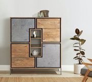 Modernes Highboard aus Holz und Betonoptik, frontal fotografiert, mit dekorativen Elementen und Pflanzen im Hintergrund.