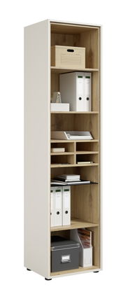 Hohes Aktenregal mit mehreren Fächern, gefüllt mit Ordnern, Boxen und Büromaterialien, aus hellem Holz mit weißem Rahmen, seitliche Perspektive.