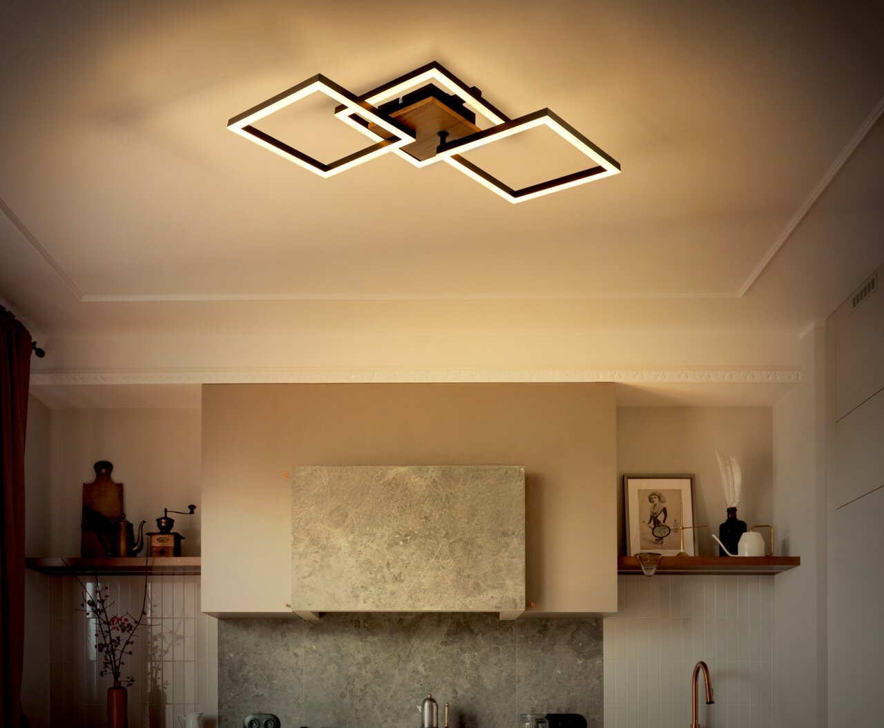 Moderne Deckenleuchte mit geometrischem Design in einer stilvollen Küche, von unten betrachtet.