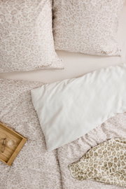 Satinbettwäsche-Set von s.Oliver in Beige mit Leopardenmuster, bestehend aus Kissenbezügen und Bettdecke, aus der Vogelperspektive fotografiert.