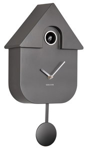 Moderne Wanduhr in Form eines Vogelhauses mit Pendel, seitliche Perspektive