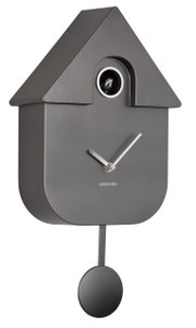 Moderne Wanduhr in Form eines Vogelhauses mit Pendel, seitliche Perspektive