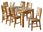 Holzesstisch mit sechs passenden Stühlen, gedeckt mit Geschirr und Dekoration, aus schräger Perspektive fotografiert.