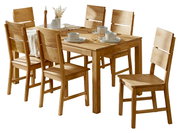 Holzesstisch mit sechs passenden Stühlen, gedeckt mit Geschirr und Dekoration, aus schräger Perspektive fotografiert.