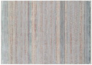 Vogelperspektive auf einen Designer-Teppich mit einem Muster aus blauen und roten Streifen und geometrischen Formen.