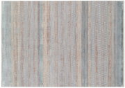 Vogelperspektive auf einen Designer-Teppich mit einem Muster aus blauen und roten Streifen und geometrischen Formen.