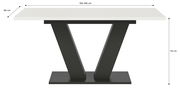 Moderner Esstisch mit weißer Tischplatte und schwarzem V-förmigem Gestell, seitliche Perspektive.